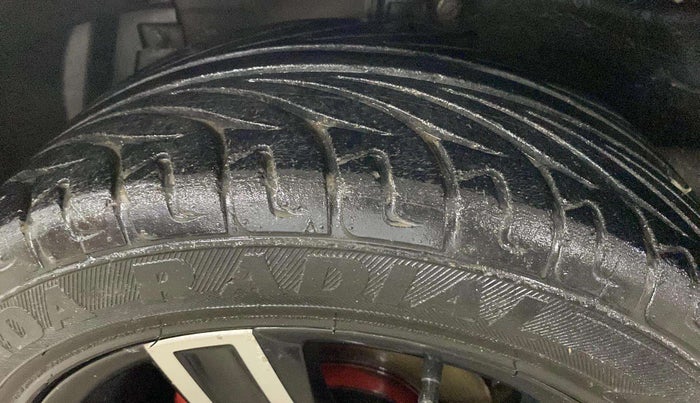 2015 Maruti Swift LXI (O), Petrol, Manual, 53,947 km, Left Rear Tyre Tread