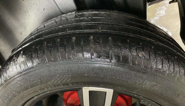 2015 Maruti Swift LXI (O), Petrol, Manual, 53,947 km, Right Rear Tyre Tread