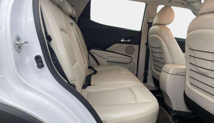 2023 Mahindra XUV300 W8 (O) 1.5 DIESEL, Diesel, Manual, 27,791 km, Right Side Rear Door Cabin