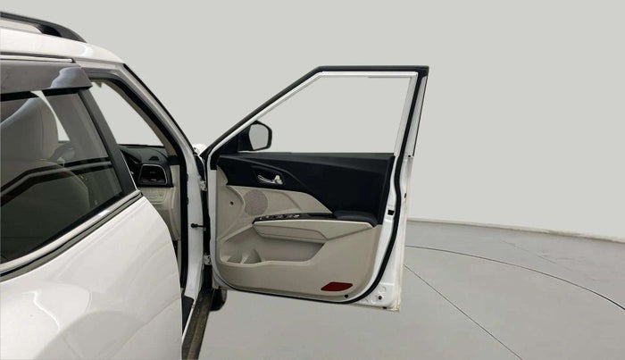 2023 Mahindra XUV300 W8 (O) 1.5 DIESEL, Diesel, Manual, 27,791 km, RHS Front Door