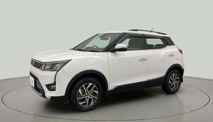 2023 Mahindra XUV300 W8 (O) 1.5 DIESEL, Diesel, Manual, 27,791 km, Left Front Diagonal