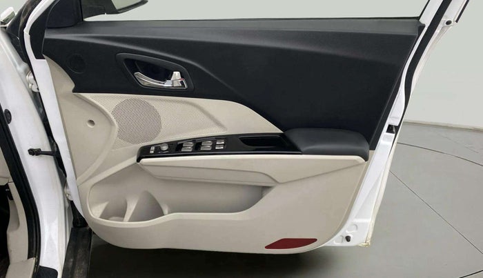 2023 Mahindra XUV300 W8 (O) 1.5 DIESEL, Diesel, Manual, 27,791 km, Driver Side Door Panels Control