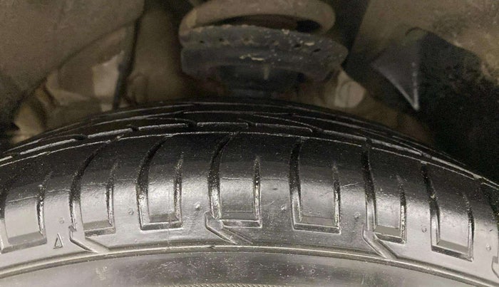 2023 Mahindra XUV300 W8 (O) 1.5 DIESEL, Diesel, Manual, 27,791 km, Left Front Tyre Tread