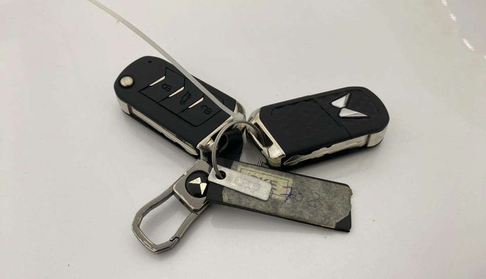 2023 Mahindra XUV300 W8 (O) 1.5 DIESEL, Diesel, Manual, 27,791 km, Key Close Up