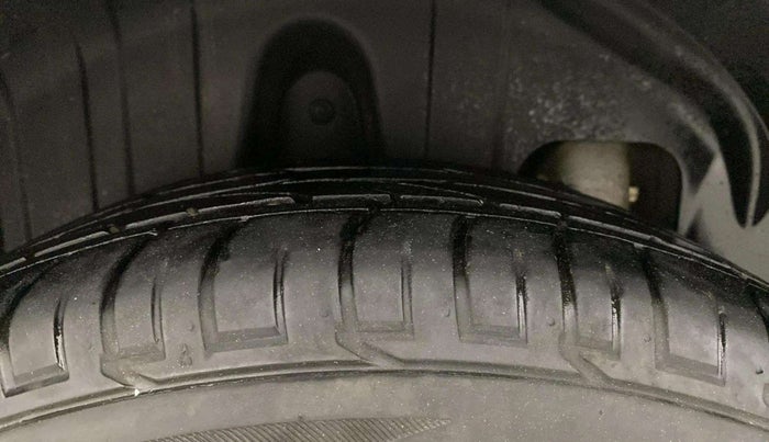 2023 Mahindra XUV300 W8 (O) 1.5 DIESEL, Diesel, Manual, 27,791 km, Right Rear Tyre Tread
