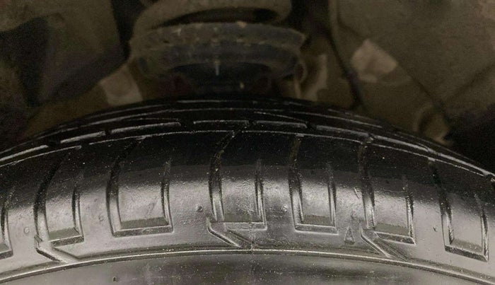 2023 Mahindra XUV300 W8 (O) 1.5 DIESEL, Diesel, Manual, 27,791 km, Right Front Tyre Tread
