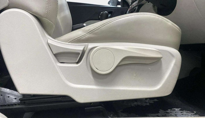 2023 Mahindra XUV300 W8 (O) 1.2 PETROL, Petrol, Manual, 11,292 km, Driver Side Adjustment Panel