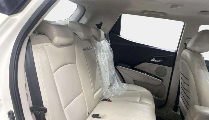 2023 Mahindra XUV300 W8 (O) 1.2 PETROL, Petrol, Manual, 11,292 km, Right Side Rear Door Cabin