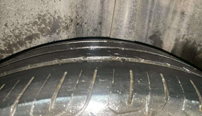 2015 Volkswagen Vento HIGHLINE 1.6 MPI, Petrol, Manual, 70,643 km, Left Rear Tyre Tread