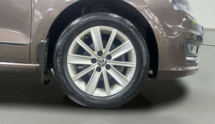 2015 Volkswagen Vento HIGHLINE 1.6 MPI, Petrol, Manual, 70,643 km, Right Front Wheel