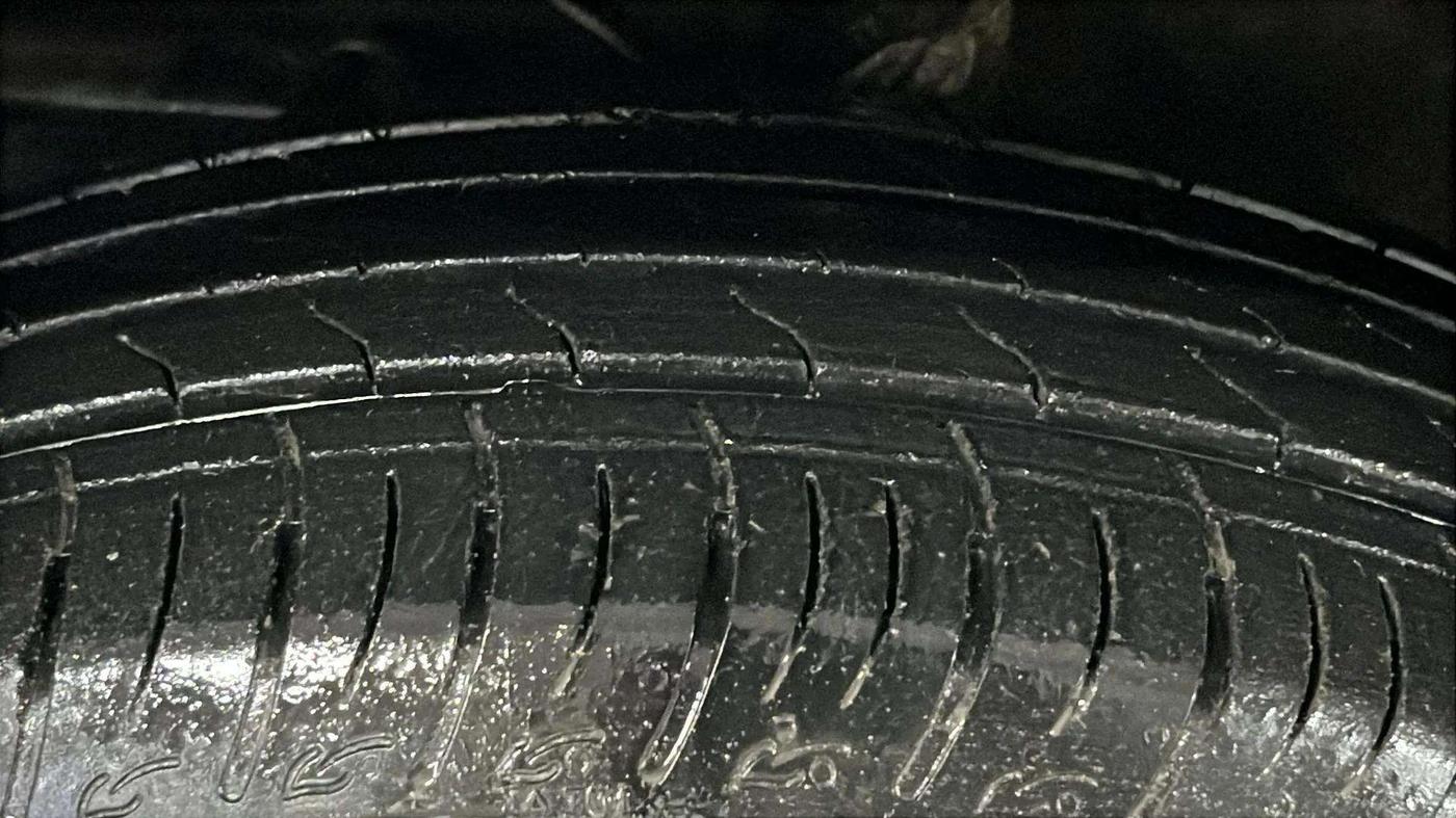 2023 Maruti BREZZA LXI SMART HYBRID, Petrol, Manual, 19,507 km, Left Front Tyre Tread