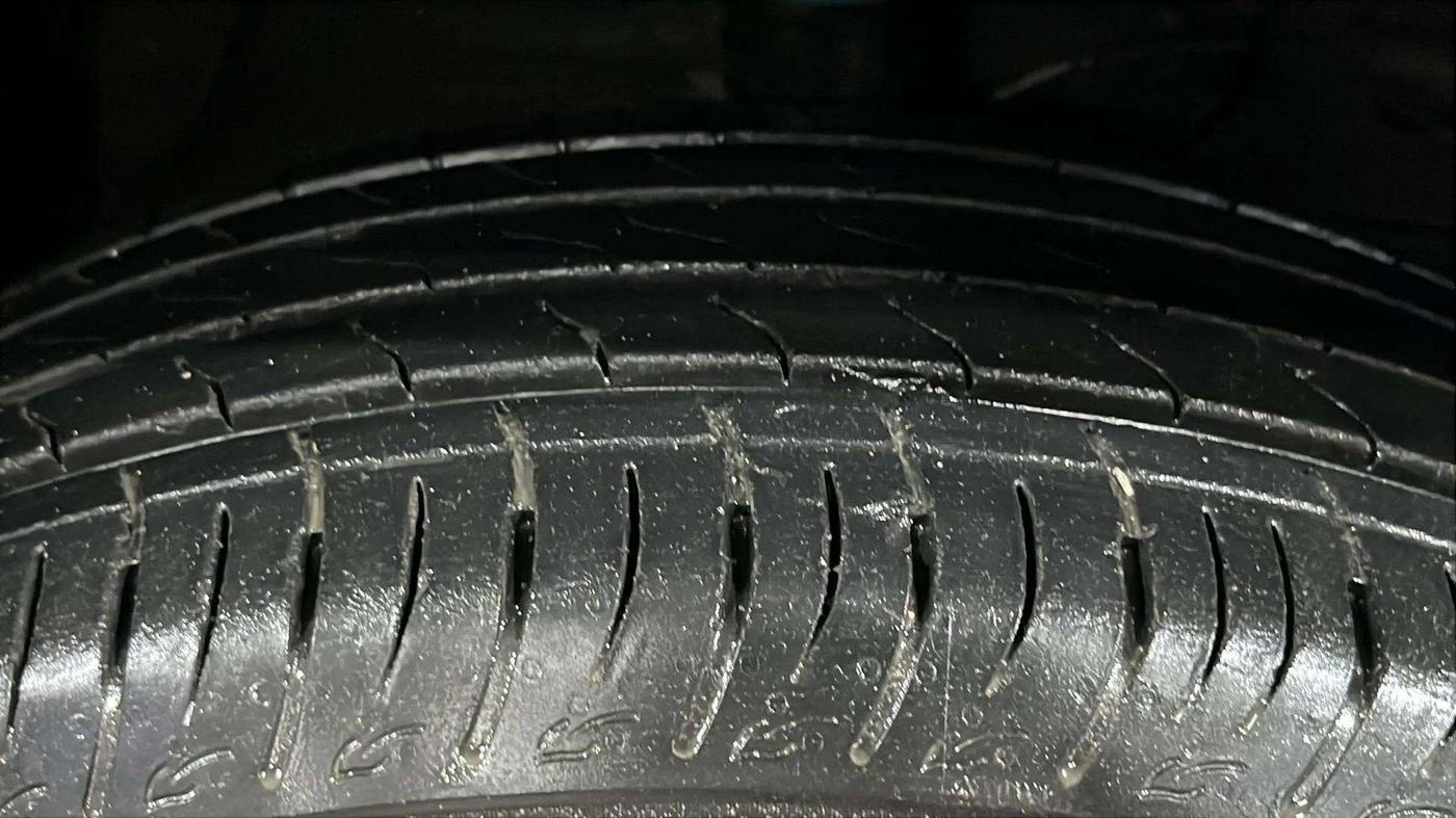 2023 Maruti BREZZA LXI SMART HYBRID, Petrol, Manual, 19,507 km, Right Front Tyre Tread