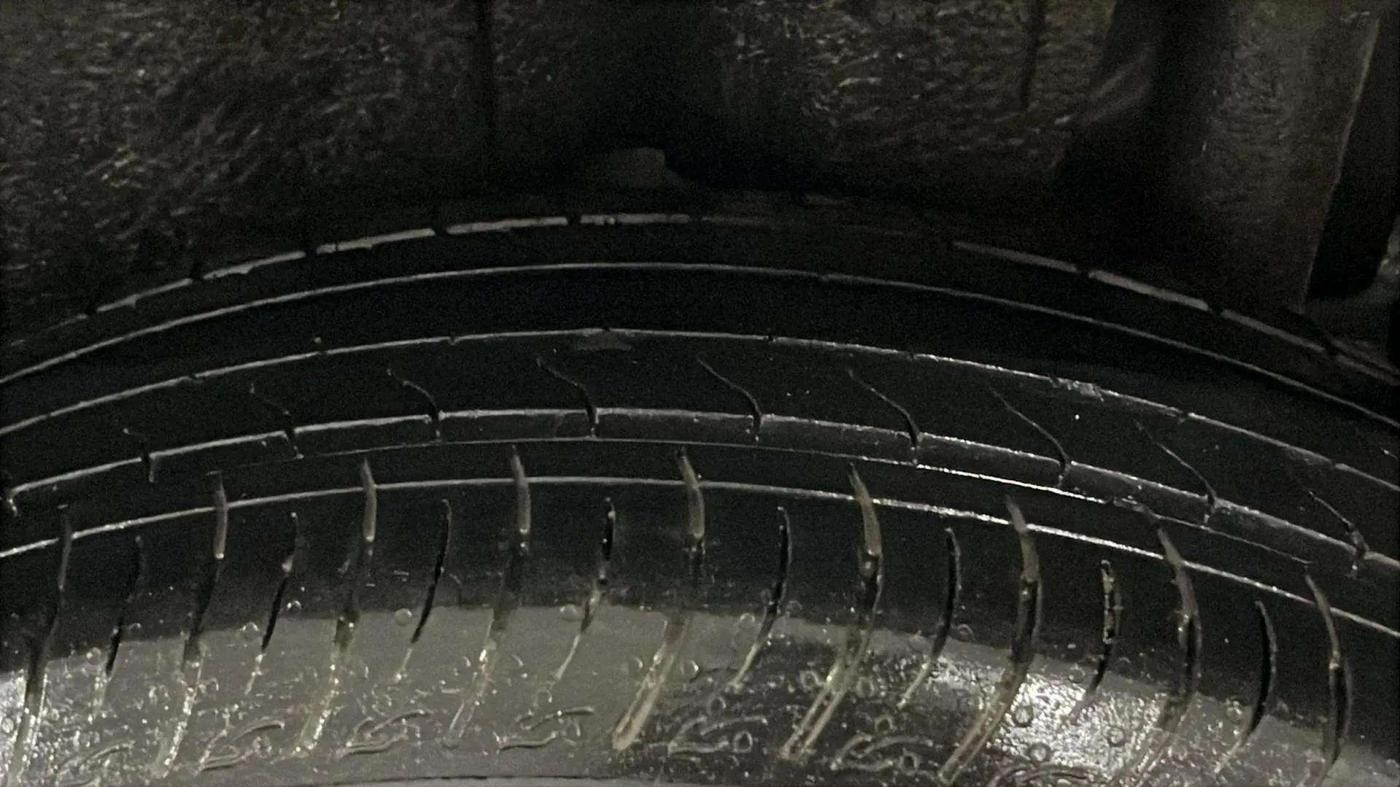 2023 Maruti BREZZA LXI SMART HYBRID, Petrol, Manual, 19,507 km, Left Rear Tyre Tread