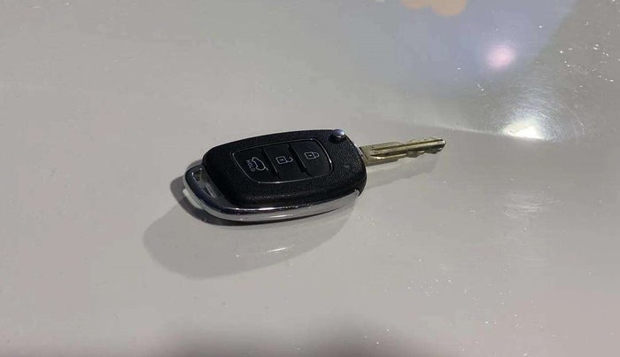 2021 Hyundai VENUE S+ 1.2, Petrol, Manual, 43,270 km, Key Close Up
