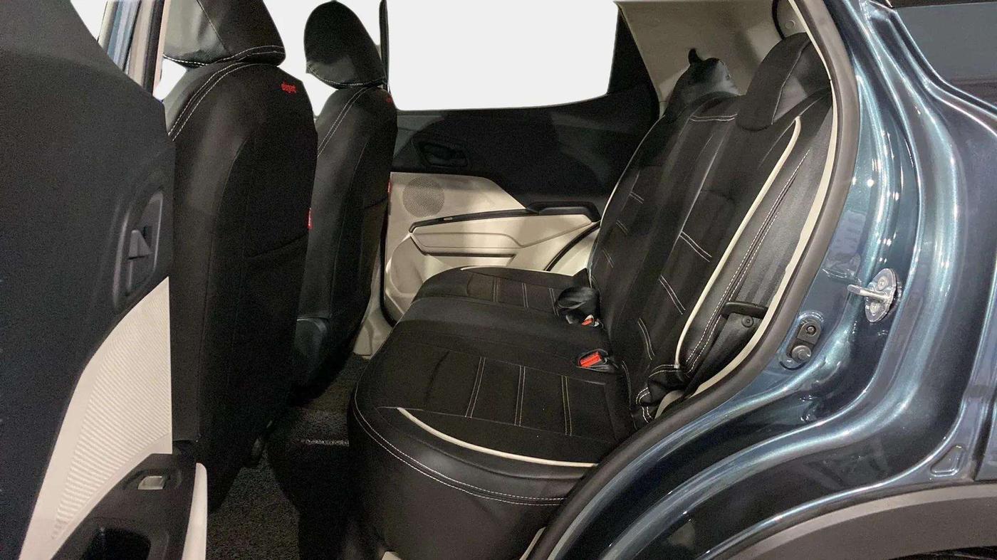 2022 Mahindra XUV300 W6 1.5 Sunroof Diesel, Diesel, Manual, 6,283 km, Right Side Rear Door Cabin