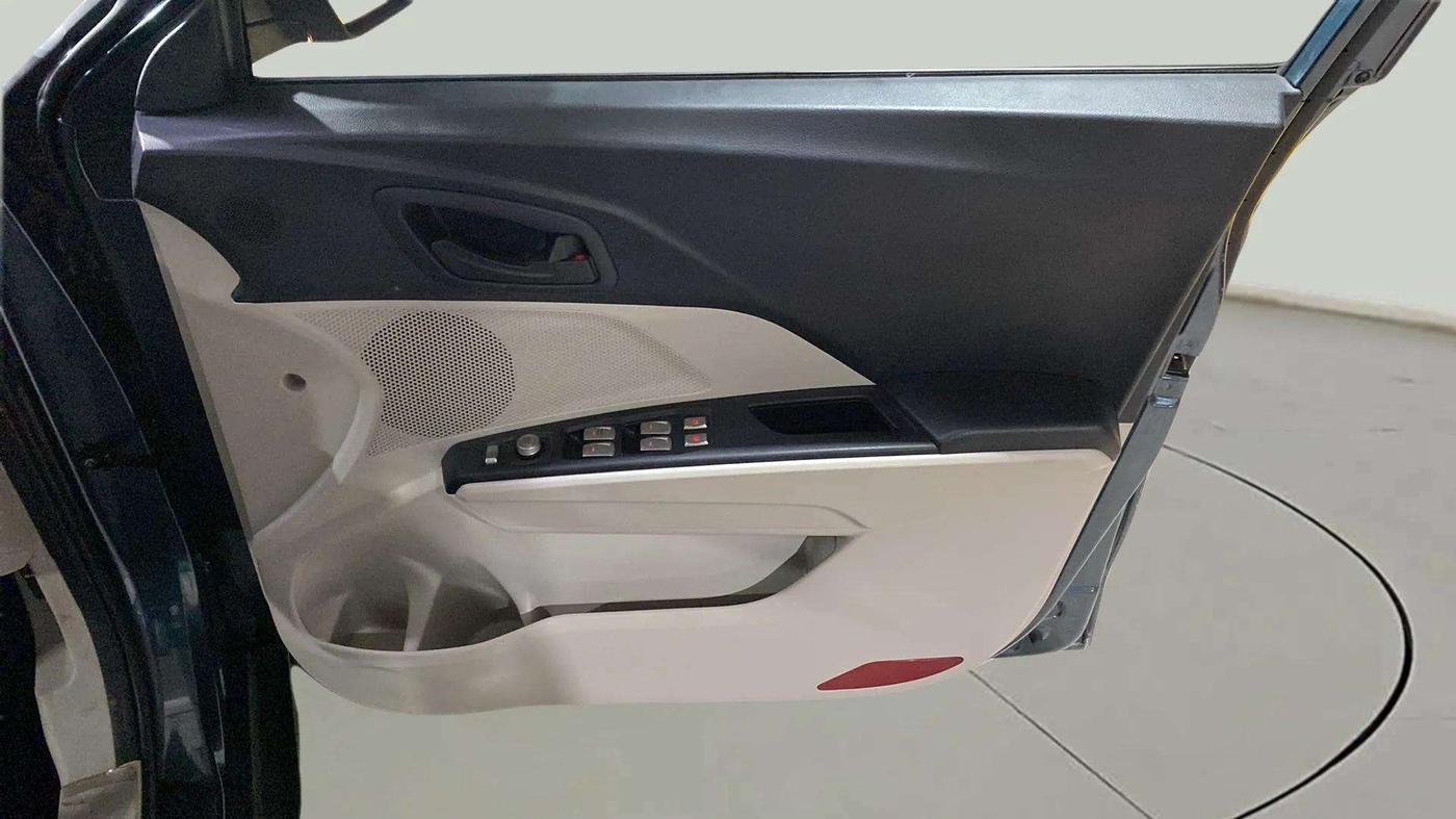 2022 Mahindra XUV300 W6 1.5 Sunroof Diesel, Diesel, Manual, 6,283 km, Driver Side Door Panels Control