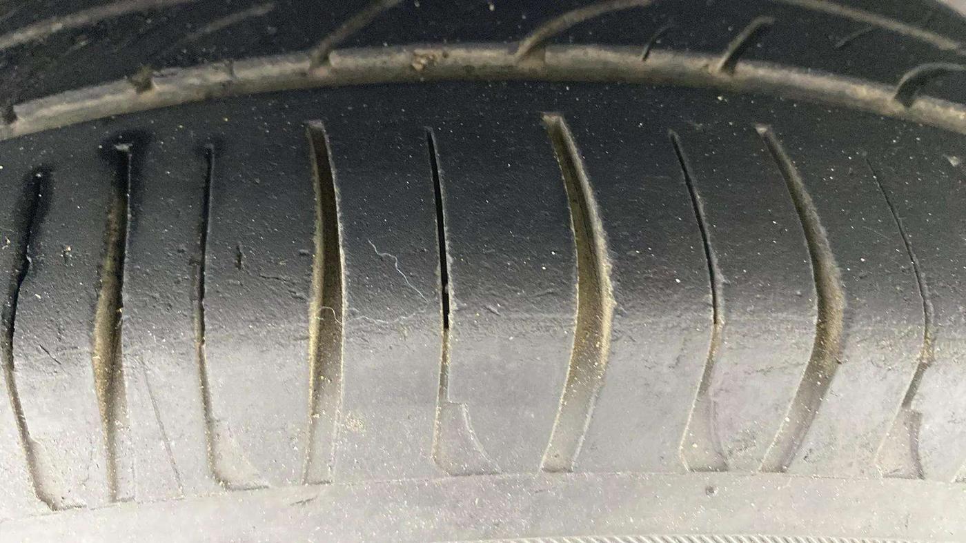 2016 Ford Figo Aspire TITANIUM 1.2 PETROL, Petrol, Manual, 74,947 km, Right Front Tyre Tread