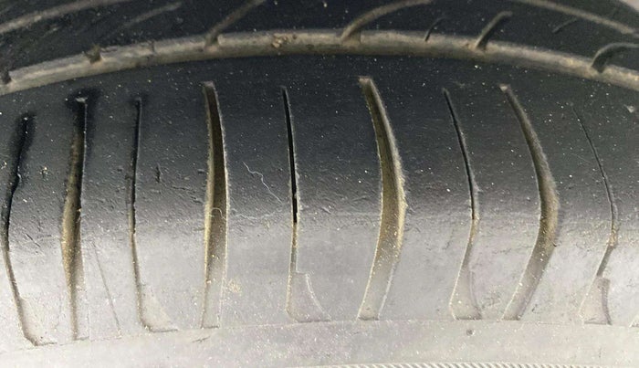 2016 Ford Figo Aspire TITANIUM 1.2 PETROL, Petrol, Manual, 74,947 km, Right Front Tyre Tread