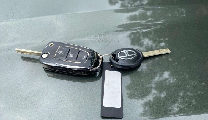 2022 Tata NEXON XM PETROL, Petrol, Manual, 38,706 km, Key Close Up
