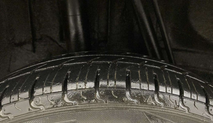 2015 Renault Kwid RXL, Petrol, Manual, 18,140 km, Right Rear Tyre Tread