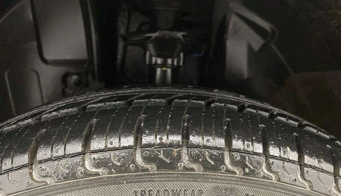 2015 Renault Kwid RXL, Petrol, Manual, 18,140 km, Left Front Tyre Tread