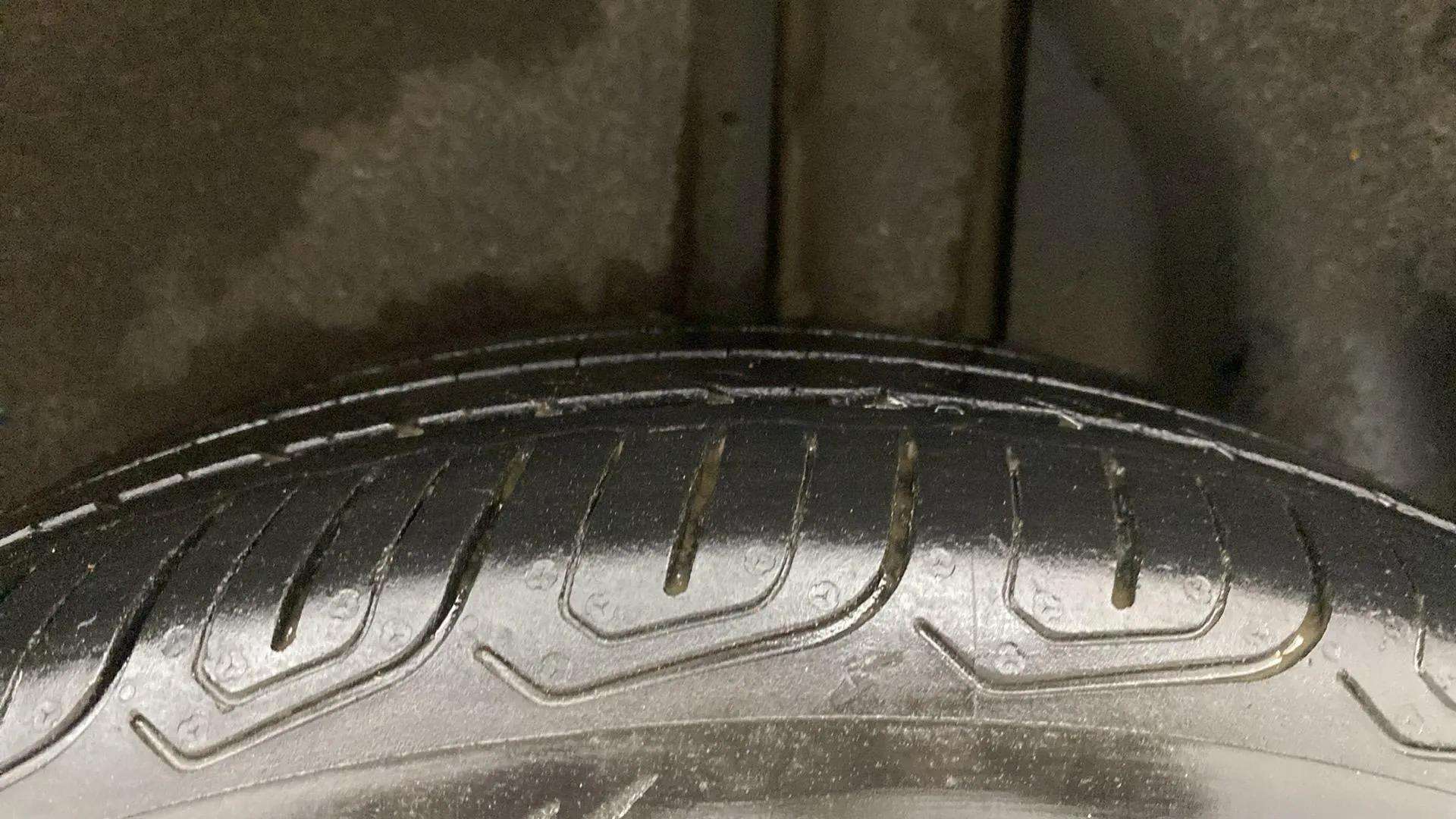 LHS-Rear-Tyre-Tread-21
