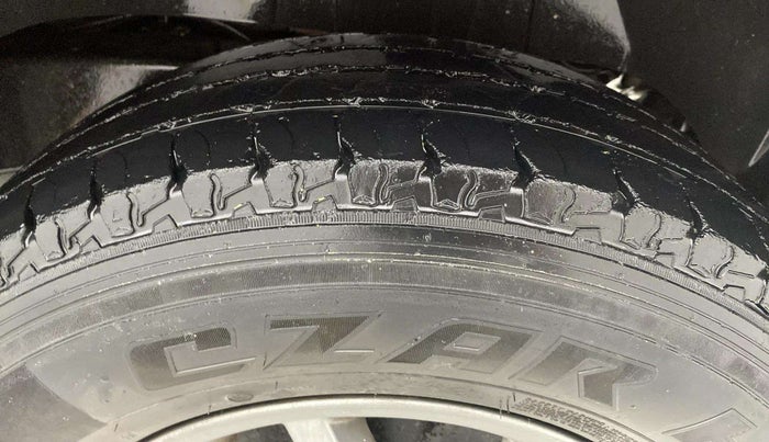2018 Mahindra TUV300 T10 DUAL TONE, Diesel, Manual, 47,631 km, Left Rear Tyre Tread