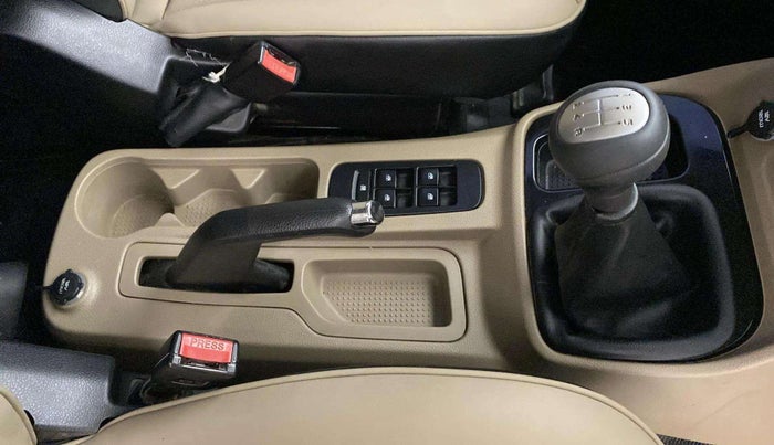 2018 Mahindra TUV300 T10 DUAL TONE, Diesel, Manual, 47,631 km, Gear Lever