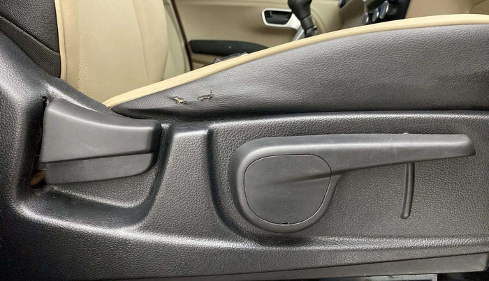 2018 Mahindra TUV300 T10 DUAL TONE, Diesel, Manual, 47,631 km, Driver Side Adjustment Panel