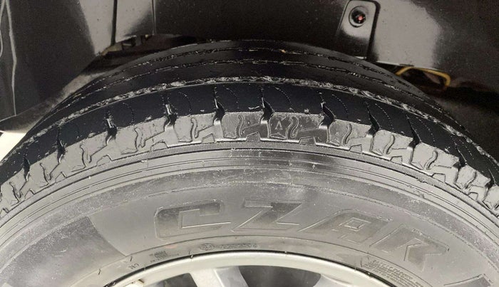 2018 Mahindra TUV300 T10 DUAL TONE, Diesel, Manual, 47,631 km, Right Rear Tyre Tread