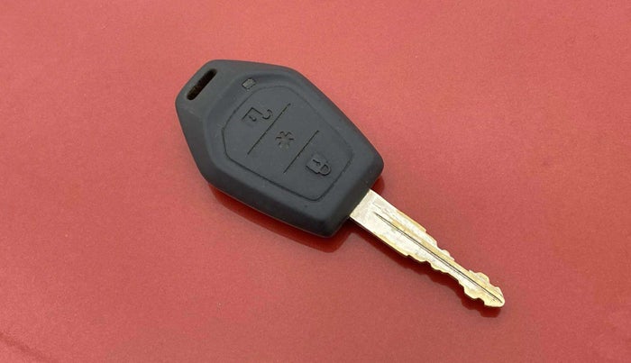 2018 Mahindra TUV300 T10 DUAL TONE, Diesel, Manual, 47,631 km, Key Close Up