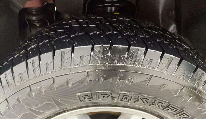2018 Mahindra TUV300 T10 DUAL TONE, Diesel, Manual, 47,631 km, Left Front Tyre Tread