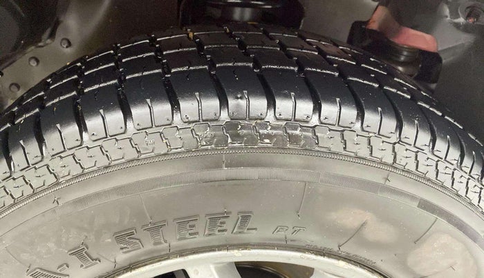 2018 Mahindra TUV300 T10 DUAL TONE, Diesel, Manual, 47,631 km, Right Front Tyre Tread