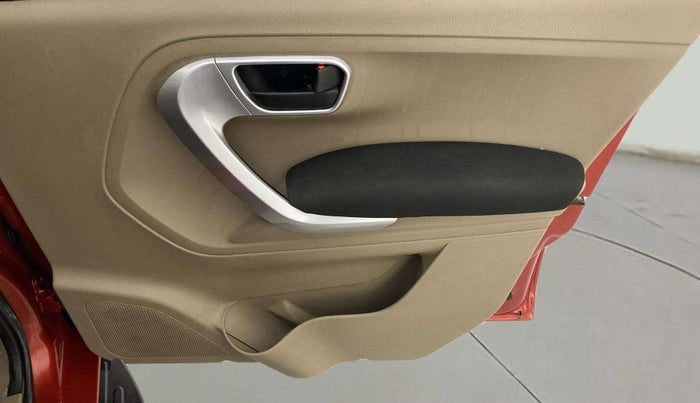 2018 Mahindra TUV300 T10 DUAL TONE, Diesel, Manual, 47,631 km, Driver Side Door Panels Control