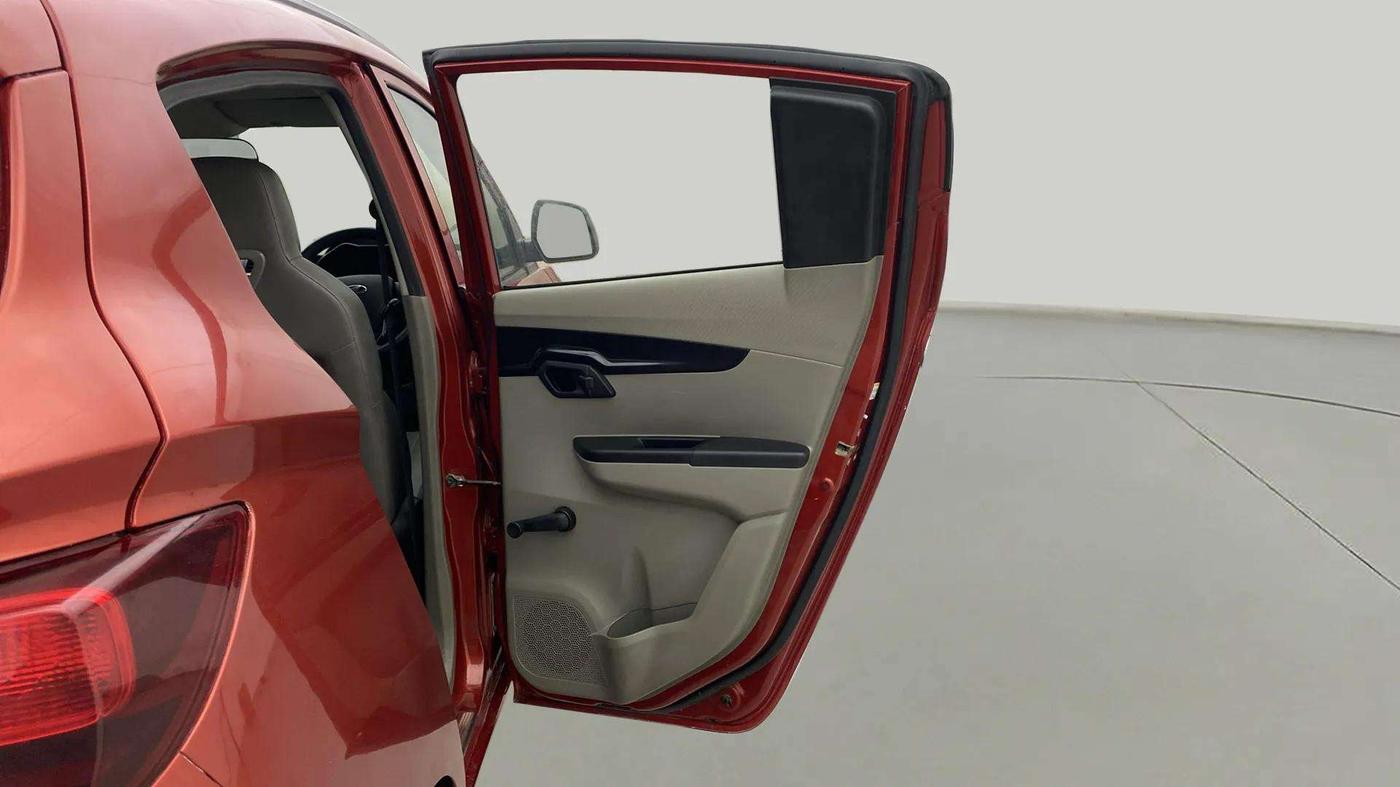 2016 Mahindra Kuv100 K2 D 6 STR, Diesel, Manual, 71,351 km, RHS Rear Door