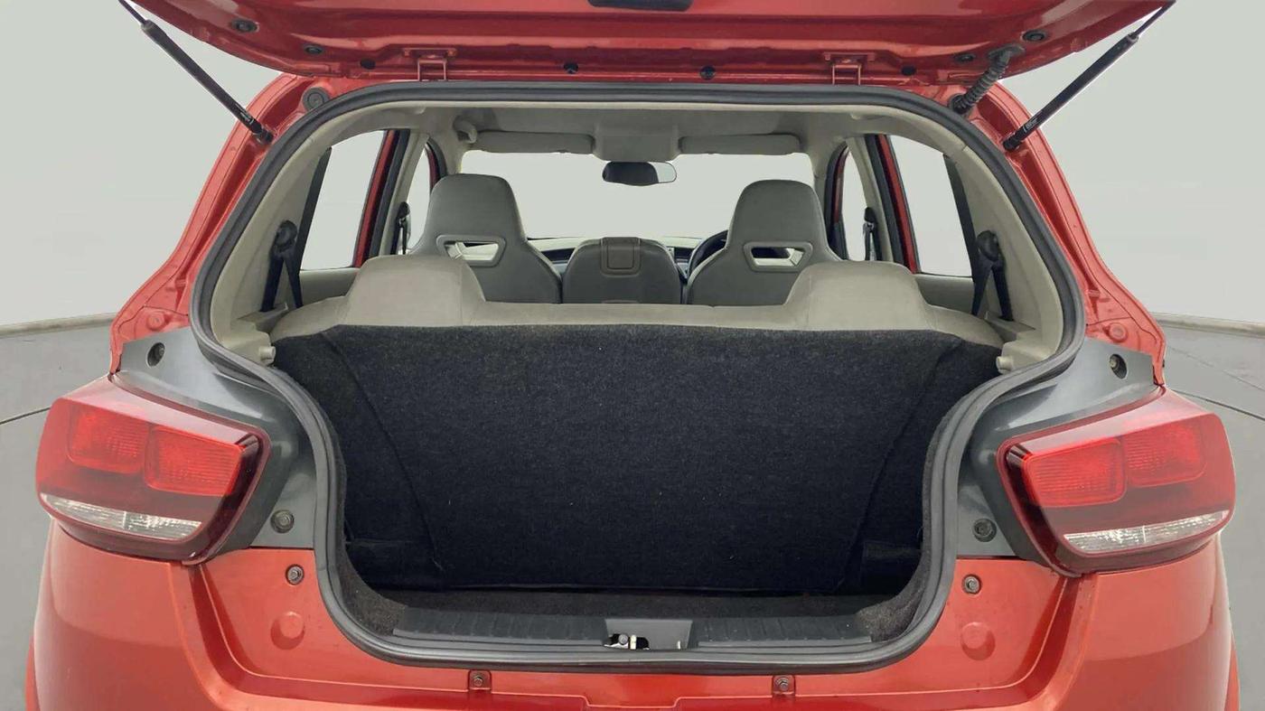 2016 Mahindra Kuv100 K2 D 6 STR, Diesel, Manual, 71,351 km, Boot Inside