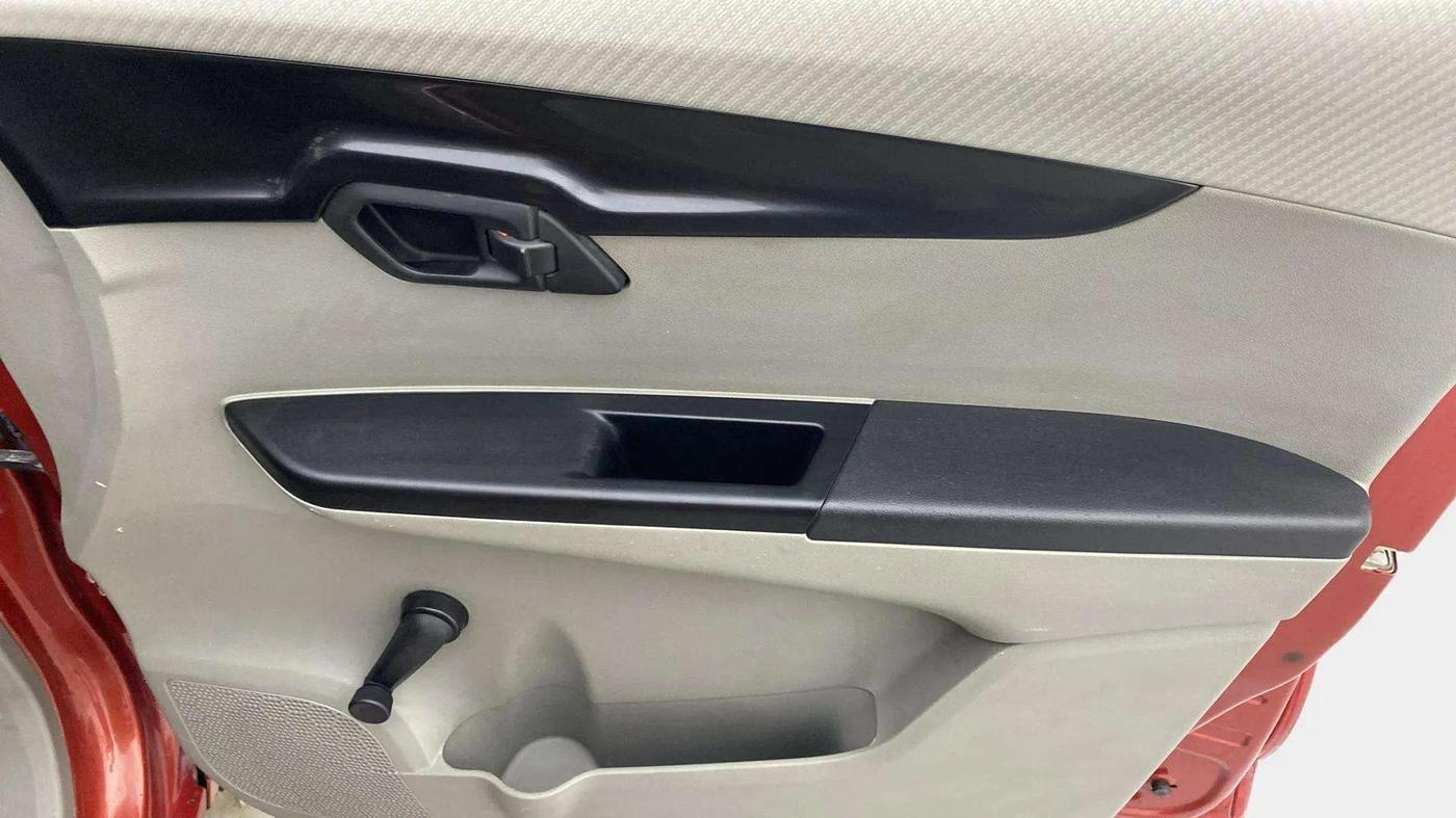 2016 Mahindra Kuv100 K2 D 6 STR, Diesel, Manual, 71,351 km, Driver Side Door Panels Control