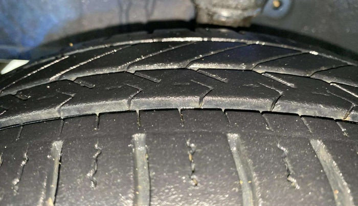 2018 Hyundai Eon MAGNA + AIRBAG, Petrol, Manual, 10,013 km, Left Front Tyre Tread