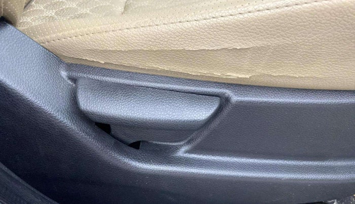 2018 Hyundai Eon MAGNA + AIRBAG, Petrol, Manual, 10,013 km, Driver Side Adjustment Panel