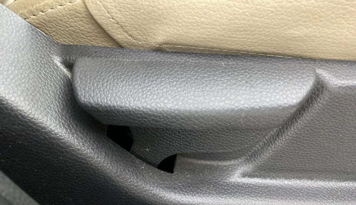 2018 Hyundai Eon ERA PLUS (O), Petrol, Manual, 71,468 km, Driver Side Adjustment Panel