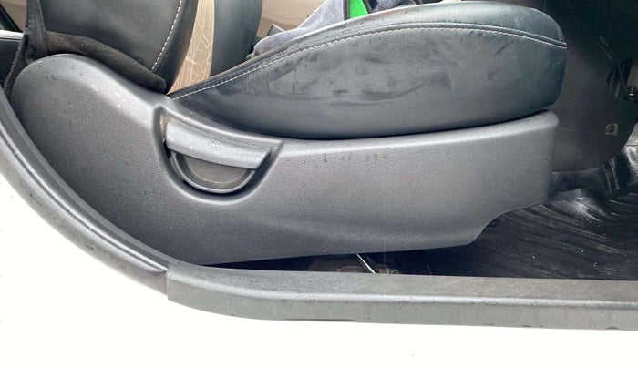 2019 Hyundai Grand i10 MAGNA 1.2 KAPPA VTVT, CNG, Manual, 60,067 km, Driver Side Adjustment Panel