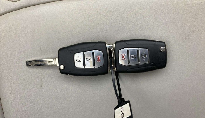 2019 Mahindra XUV300 W8 1.5 DIESEL, Diesel, Manual, 69,796 km, Key Close Up