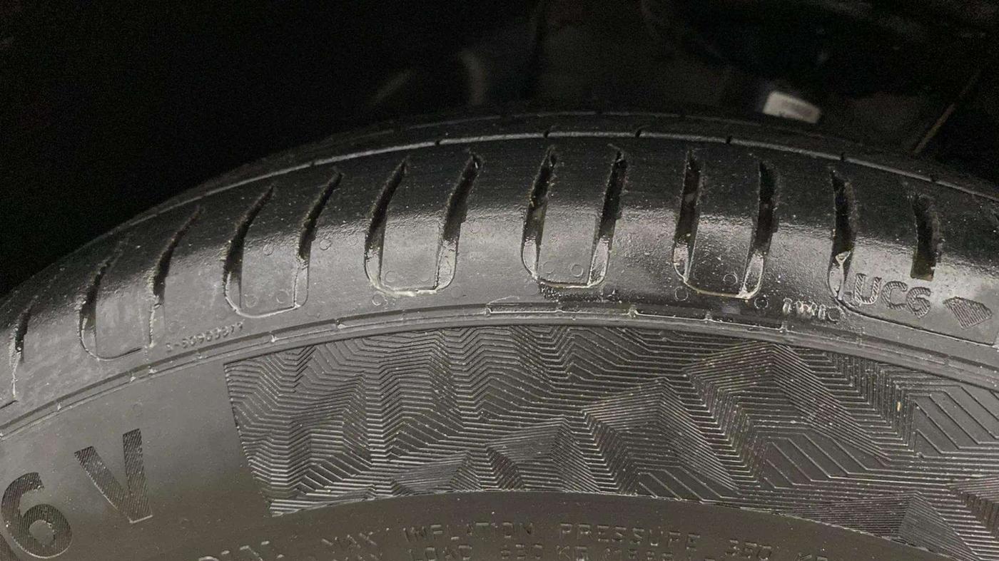 2021 Skoda KUSHAQ AMBITION 1.0L TSI AT, Petrol, Automatic, 96,315 km, Left Front Tyre Tread