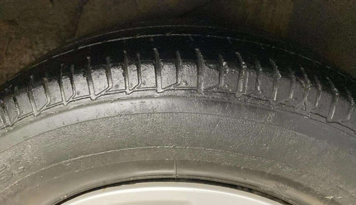2012 Hyundai i10 MAGNA 1.1, CNG, Manual, 50,289 km, Right Rear Tyre Tread