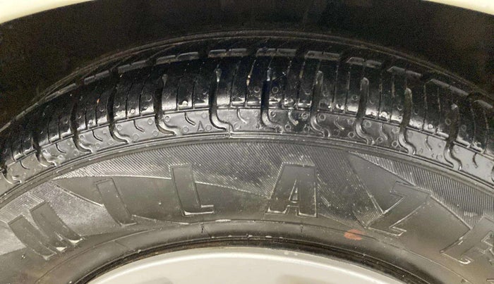 2012 Hyundai i10 MAGNA 1.1, CNG, Manual, 50,289 km, Right Front Tyre Tread