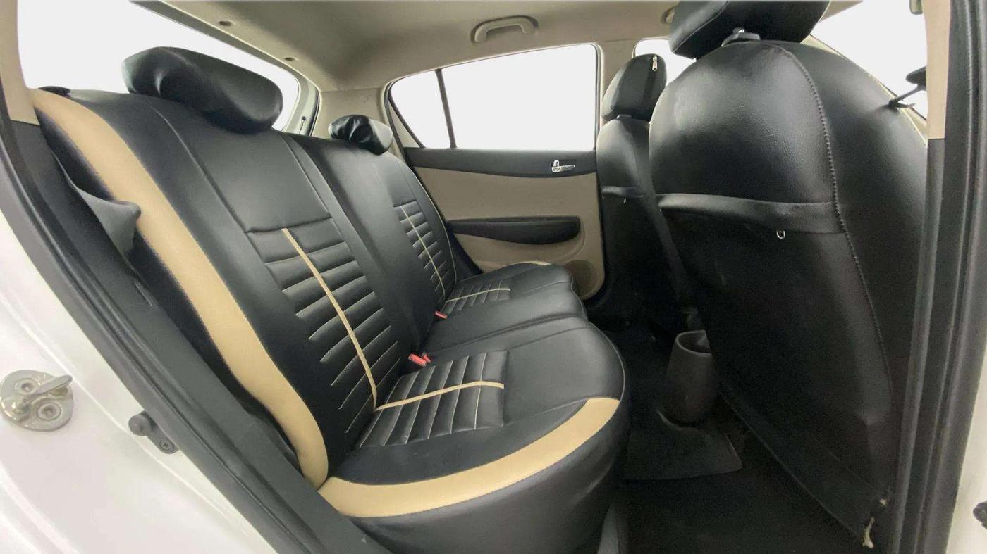 2013 Hyundai i20 SPORTZ 1.2, CNG, Manual, 88,317 km, Right Side Rear Door Cabin