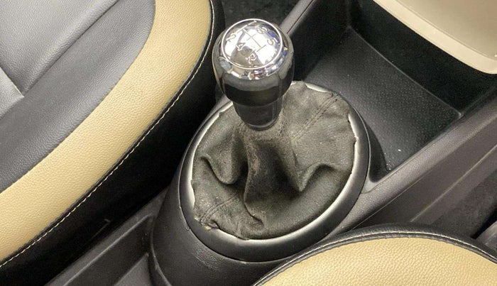 2013 Hyundai i20 SPORTZ 1.2, CNG, Manual, 88,317 km, Gear lever - Boot cover slightly torn