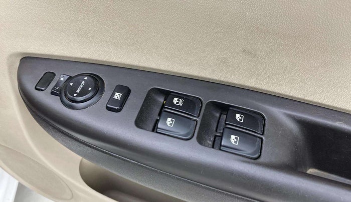 2013 Hyundai i20 SPORTZ 1.2, CNG, Manual, 88,317 km, Right front window switch / handle - Master window function not working
