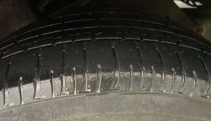 2019 Toyota Innova Crysta 2.7 GX 7 STR MT, Petrol, Manual, 43,709 km, Left Front Tyre Tread