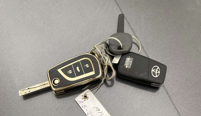 2019 Toyota Innova Crysta 2.7 GX 7 STR MT, Petrol, Manual, 43,709 km, Key Close Up